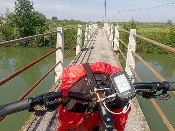 sehr schmale Brücke über ein Kanal