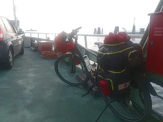 Fährenfahrt mit vollgepackten Fahrrad