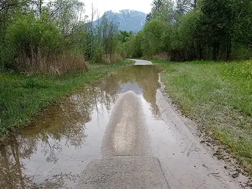 überschwemmter Straßenabschnitt vom Unwetter der letzten Tage